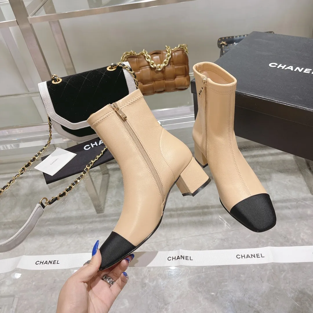 👟👟Ex-factory price 620👟👟 👑Chanel Chanel Xiaoxiang Wannian classic stitching thick heel short boots. 🔻Interpretation of elegant little fragrance〰️Super textured style, low-key but not simple, elegant and noble, especially the small double CLOGO embellishment on the heel, and the simple splicing of different materials on the toe casually reveal elegance and sophistication. It feels like walking on the ground without tiring your feet at all👌🏻. 👟👟👟👟The upper is made of imported Italian lambskin🐑, the lining is lambskin, and the Italian cow leather outsole. Heel height: 5cm. size: 35-39 (34, 40 can be customized)